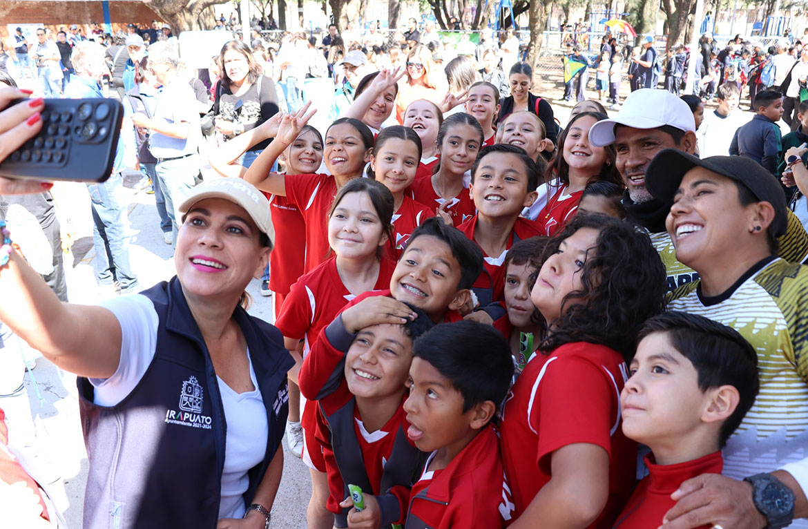 Arranca copa bimbo en Irapuato • Irapuato es sede de torneo regional de futbol • Promueven el deporte entre las nuevas generaciones Irapuato, Gto. 28 de marzo del 2025.- La Copa Bimbo de Futbol Infantil arrancó en la Unidad Deportiva Norte en Irapuato, con la participación de estudiantes de diferentes escuelas primarias de toda la región. La primera etapa de este torneo en Irapuato, se llevará a cabo en las Deportivas Norte y Sur, hasta el 4 de abril para, posteriormente, continuar hasta llegar a la gran final nacional que se llevará a cabo en el mes de julio. Lorena Alfaro García, presidenta de Irapuato destacó que, en el municipio se realizan eventos deportivos de manera permanente e invitó a madres y padres de familia a seguir con su participación e incentivar a sus hijos para desarrollarse en entornos saludables. “Esto sin lugar a duda les va a ayudar mucho en su formación física, pero, también en su salud emocional, en su salud espiritual y, sobre todo, poner en práctica los valores de respeto, convivencia y hacer equipo”, manifestó. Gerardo Núñez Ramírez, representante de Grupo Bimbo, compartió que este torneo ya tiene 60 años de trayectoria, con el objetivo de, año con año, promover el deporte y transmitir los valores. “Con este tradicional torneo de Grupo Bimbo, reafirmamos el compromiso que tenemos de promover una vida más saludable y, a través de la actividad física, el propósito de Bimbo es alimentar un mundo mejor”, puntualizó. En todo el país participan 63 mil 281 niñas y niños que forman parte de los 5 mil 534 equipos inscritos a este tradicional torneo y que con su esfuerzo buscarán coronarse como los campeones del 2025.