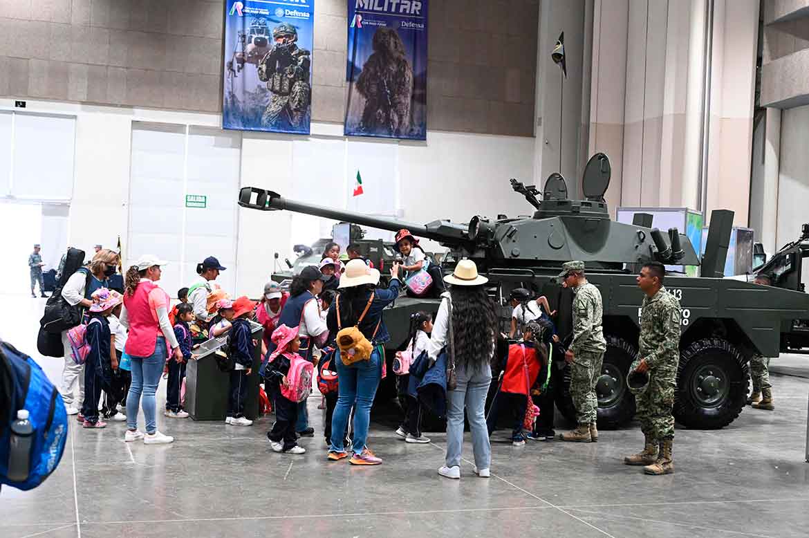 Disfrutan estudiantes de feria de las fresas