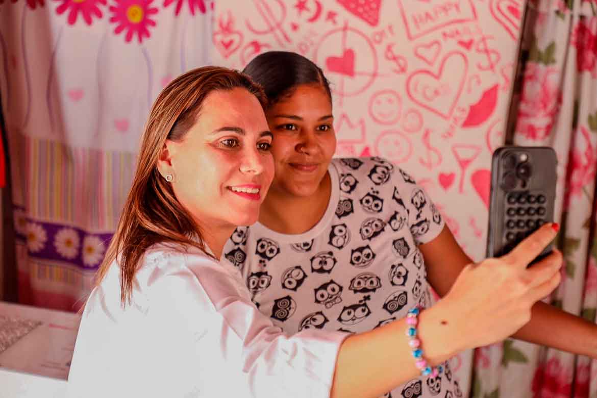 Es Miriam Barroso ejemplo de superación • Brindan apoyo para que emprenda su negocio • Lucha por sus hijas y su salud Irapuato, Gto. 29 de marzo de 2025.- Miriam Carmen Barroso López, es una mujer ejemplo de lucha, perseverancia y persistencia pues, ante las adversidades que han afectado en su vida, luego de perder a su esposo y tener un accidente en el que perdió su pierna, no se ha dado por vencida para sacar adelante a sus hijas, por quienes encuentra fortaleza y lo da todo. Esta historia llegó hasta la presidenta municipal, Lorena Alfaro García, quien, sin dudarlo, a través de la regidora y presidenta de la Comisión de Salud Pública, Asistencia y Desarrollo Social, Liliana Flores Rodríguez, hizo llegar apoyos a Miriam para que pudiera impulsar su emprendimiento. Barroso López es usuaria de los Centros de Desarrollo Comunitarios (Cedecom), en donde ha tomado clases en el taller de uñas y, ahora, cuenta con más herramientas para fortalecer su negocio y sostener económicamente a su familia. La regidora, Liliana Flores, destacó la historia de superación de Miriam, pues día a día lucha por su salud, sus hijas y para salir adelante. “Ella trae esta escuela de los Centros de Desarrollo Comunitario, donde se imparten clases gratuitas de diferentes talleres y, ahí ella aprendió a hacer la colocación de uñas, en clases de belleza y ha emprendido su negocio, con algunas dificultades, pero ha salido adelante. Nuestra Presidenta Municipal nos ha apoyado muchísisimo en darle atención a las gestiones de salud, emprendimiento de mujeres, en muchas acciones que nos respalda día a día en cada una de las actividades que realizamos y de la mano de ella logramos beneficiar a Miriam”, compartió. Miriam Barroso agradeció de todo corazón todo el apoyo brindado por parte de la presidenta Lorena Alfaro, así como de la regidora Liliana Flores, pues dijo que contar con su ayuda permitirá que ahora se dedique de tiempo completo a la colocación de uñas, pues con la perdida de su pierna, la vida le cambió por completo. “Tuve un accidente en moto, tuve fractura en la pierna y se complicó todo y me tuvieron que cortar la pierna. Muchas gracias, invito a todas las personas a este gran apoyo que son los Cedecoms, hay muchos cursos y la verdad te ayudan mucho a capacitarte porque no sabes cuándo te puede cambiar la vida y no está demás, además, te ayuda a obtener un dinerito extra”, finalizó.