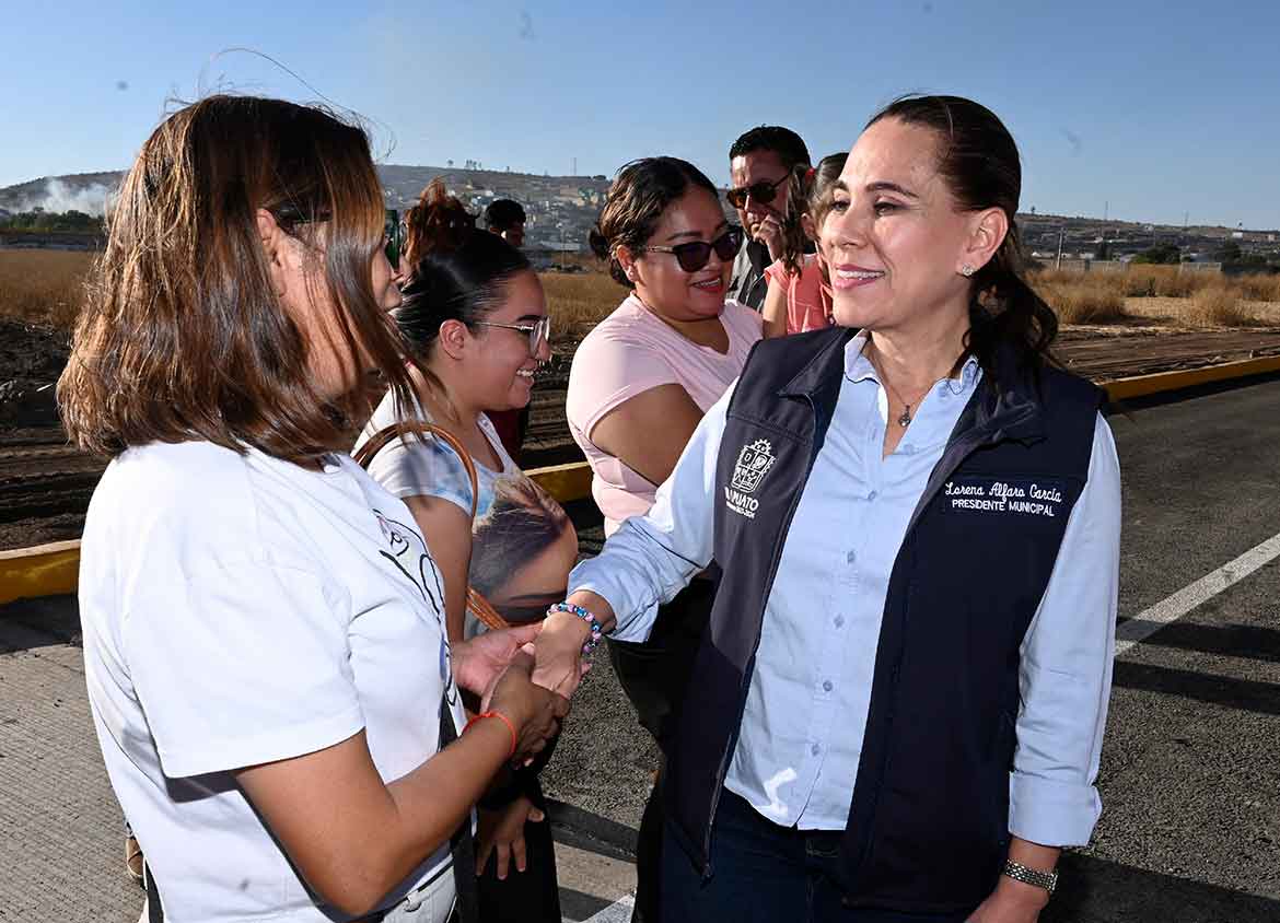 Mejoran movilidad y conectividad en Irapuato • Inauguran calle que incorpora la Carretera Federal 45 a la avenida Siglo XXI • Garantiza seguridad de las y los visitantes Irapuato, Gto. 13 de marzo 2025.- Con el objetivo de impulsar la calidad de la movilidad y conectividad del municipio, para beneficio de las familias irapuatenses, fue inaugurada la calle que incorpora la Carretera Federal 45 a la avenida Siglo XXI. Lorena Alfaro García, presidenta municipal, resaltó que la construcción de esta obra tiene un gran beneficio pues es el acceso principal para varias colonias, además de que conduce al Inforum Irapuato, recinto que alberga la Feria de las Fresas y es sede de varios eventos de relevancia regional, nacional e internacional. “Yo les llamo obras de alto impacto, que tienen un beneficio muy amplio para toda la población de Irapuato y, particularmente, para la zona norte de la ciudad, esta obra nos da una condición totalmente distinta en movilidad, conectividad, en modernización y desarrollo de nuestro municipio”, refirió. Wendy Hernández Estrada, beneficiada de la colonia Villas El Dorado, agradeció a las autoridades municipales la mejora del entorno, pues contribuye a contar con trayectos más cómodos para todas y todos. “Me ha acortado muchos los tiempos, mi hijo estudia en el ITESI y todas las mañanas que entra a las 7 de la mañana, salimos a las 6:15 y, anteriormente, era muy largo, ahorita el tiempo para irlo a dejarlo y de regreso se cortó en gasolina, tiempo y tráfico, y esta obra ha sido muy benéfica para nosotros”, compartió. Esta obra se logró con una inversión de 8 millones 594 mil pesos, recurso 100% municipal; los alcances contemplan la introducción del drenaje combinado, luminarias tipo led, arbustos, árboles, plantas, rosas de laurel, guarnición, banquetas, carpeta asfáltica, concreto hidráulico, postes metálicos y señalética. Además, se inauguraron las obras de mantenimiento de la avenida Camino Real en su tramo de las instalaciones de Agrobioteg hacia la avenida Siglo XXI, esto con una inversión municipal de casi 3 millones 899 mil pesos. Manuel Venegas Pérez, director de Obras Públicas de Irapuato, auguró que esta será una excelente edición de la Feria de las Fresas 2025, gracias a que el entorno ha sido renovado. “También se dio mantenimiento vial a la avenida Camino Real que ya ven renovada, era un tramo que ya requería y, no se hizo un trabajo menor, se levantó la carpeta asfáltica y se renovó con su riego de sello y su señalización horizontal y vertical”, explicó. Estos trabajos, encabezados por la Dirección de Obras Públicas, se suman a la construcción del puente vehicular del Inforum, un resultado de la sinergia entre el Gobierno Estatal y Gobierno Municipal, que mejoran la conectividad y la seguridad de las personas que acceden o que viven en la ciudad por esta zona