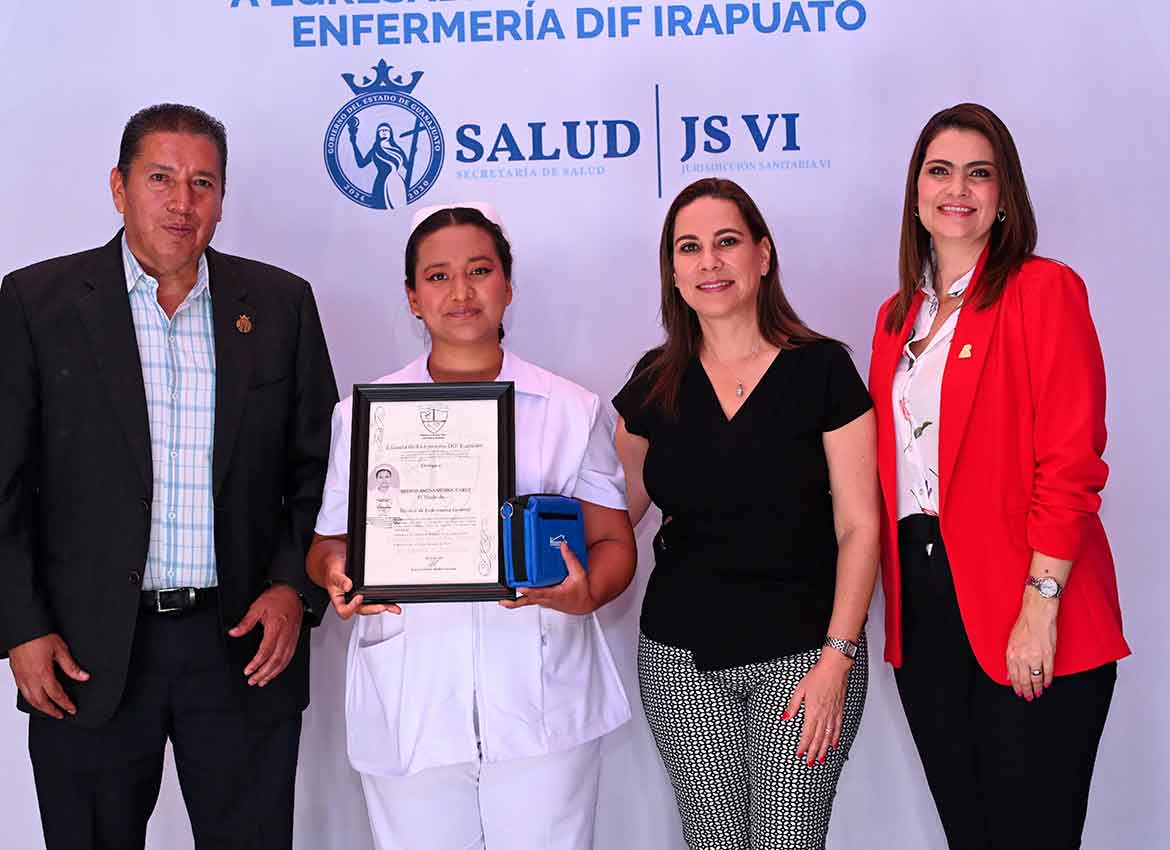 Reconocen a egresadas de escuela de enfermería DIF