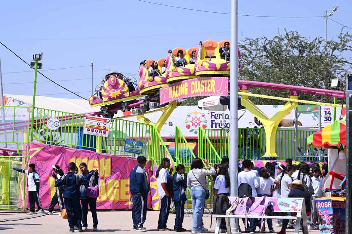 Estudiantes disfrutan de la feria de las fresas 2025