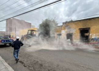 Demuelen casa que estaba a punto de derrumbarse en pleno centro de Irapuato