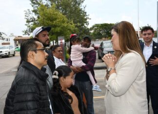 Entregan auxiliares auditivos en Irapuato