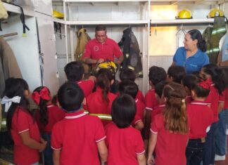 Visitan niños de preescolar instalaciones de Bomberos