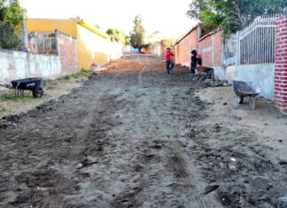 Atienden daños en caminos rurales por lluvias; alistan maquinaria y materiales