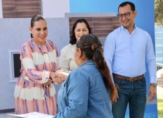 Entregan escrituras a habitantes de la colonia Las Liebres