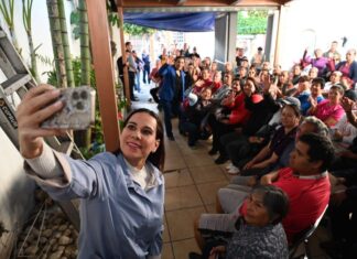 Vecinos de colonia Los Reyes expresan necesidades a Lorena Alfaro
