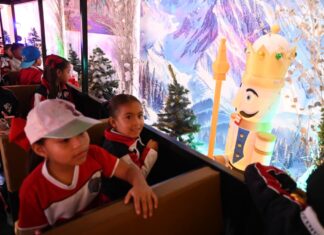 Disfrutan niños de escuelas urbanas y rurales de la Villa Navideña