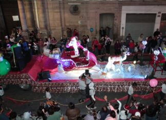 Disfrutaron irapuatenses de desfile navideño de Santa