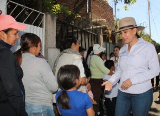 Dialogan vecinos de Santa Elena con autoridades municipales