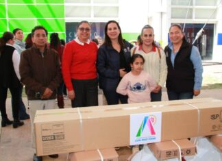 Entregan apoyos a escuelas de Irapuato