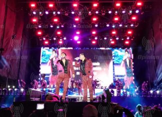 Lleno «hasta las lámparas» en presentación de la Arrolladora en la Feria de las Fresas