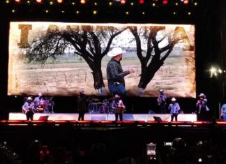 Los acordeones de los Invasores y los Cardenales sonaron a tope en la feria de las Fresas 2026