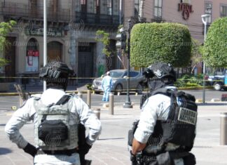 Acribillan a conductor a un costado de presidencia municipal de Irapuato en plena mañana