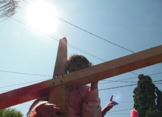 Oran en Viacrucis Viviente por quienes sufren dolor en México por la violencia