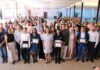 Reciben estudiantes destacados reconocimientos y equipo tecnológico