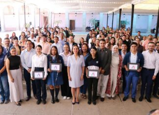 Reciben estudiantes destacados reconocimientos y equipo tecnológico