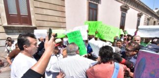Gresca entre comerciantes y manifestantes de MORENA frente a presidencia: 1 herido