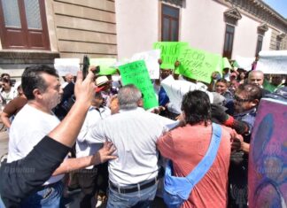 Gresca entre comerciantes y manifestantes de MORENA frente a presidencia: 1 herido