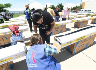 Entregan calentadores solares a habitantes de El Milagro y Santa Sofía