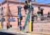 Retiran cableado aéreo en desuso de postes del centro histórico