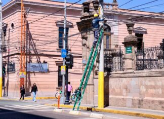 Retiran cableado aéreo en desuso de postes del centro histórico