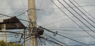 Señala ayuntamiento de Irapuato «invasión» de postes por cableado abandonado