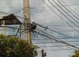 Señala ayuntamiento de Irapuato «invasión» de postes por cableado abandonado