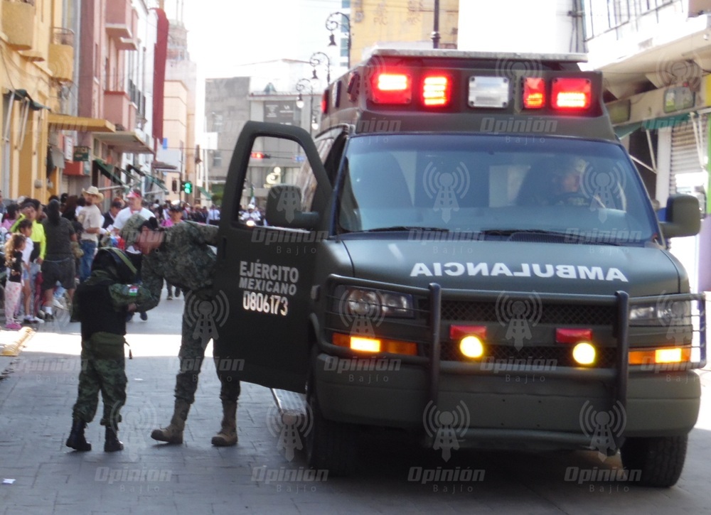 Personal de sanidad del Ejército Mexicano le regalaron un parche a un niño vestido como soldado