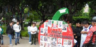 Reinstalan frente al palacio municipal la «fresa de la esperanza», que tiene foto de desaparecidos