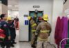 Rescatan bomberos a dos personas atrapadas de elevador en edificio del centro Histórico